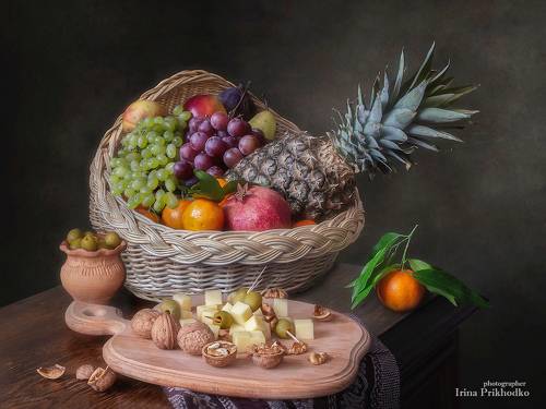 Натюрморт с сыром и фруктами