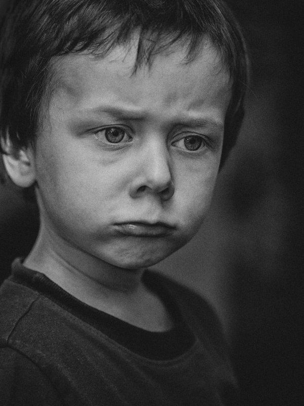 Сердитый мальчикphoto preview