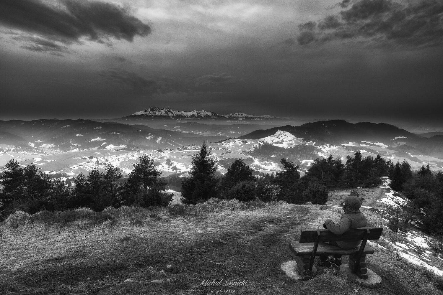 Bench with a view of .... Автор: Michał Sośnicki #mountain #mountains #pieniny #poland #slovakia #tatras #blackandwhite #person #oneperson, Michał Sośnicki