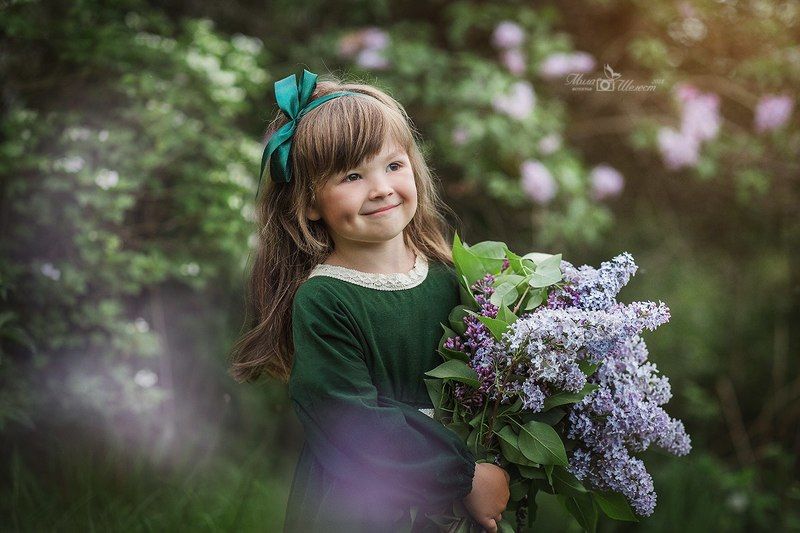 сирень, весна, букет, девочка, милая, портрет, маленькая, очаровательная, зелень, природа, сад, сиреневый, цветы ***photo preview
