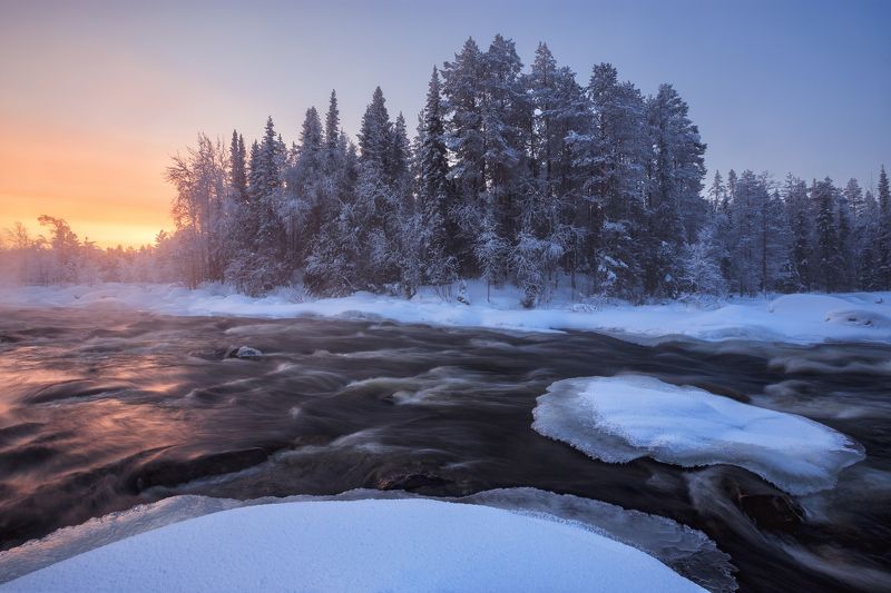 2021, россия, кольский, мурманская область, заполярье, колвица, зима, февраль, пейзаж, снег, деревья, лес, утро, мороз, река, туман, лёд, изморозь, рассвет, небо Тёплый рассвет морозным утромphoto preview