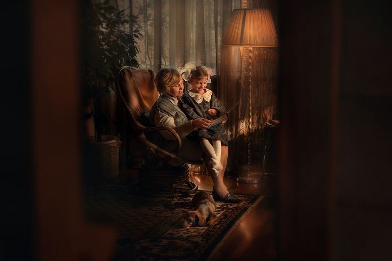 бабушка, бабушка и внучка, семья у бабушкиphoto preview