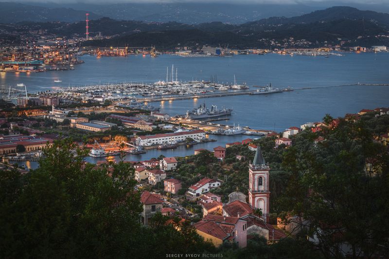 Chiesa di Sant\'Andrea sullo sfondo di Porto La Speziaphoto preview