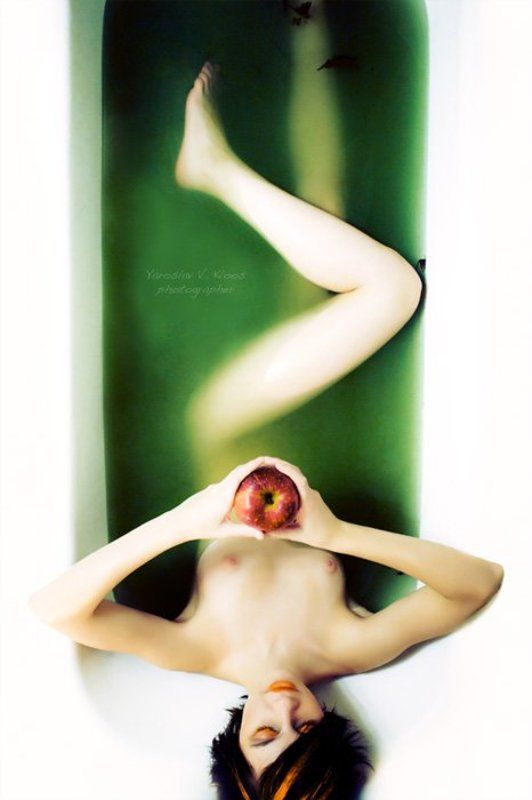 девушка, ванна, яблоко, вода, тепло relax...photo preview