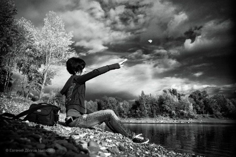 чб, черно-белое, природа, деревья, небо, камни, девушка, озеро, вода Набираем высотуphoto preview