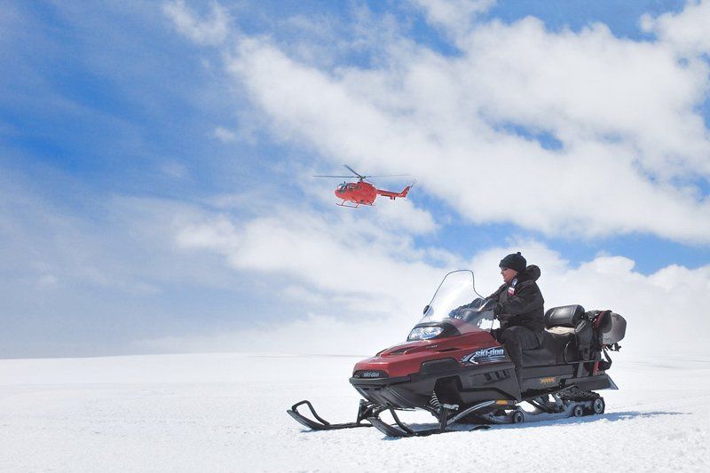 антарктика, снег, снегоход, вертолет. С эскортом.photo preview