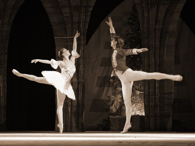 балет Симметричное равновесиеphoto preview