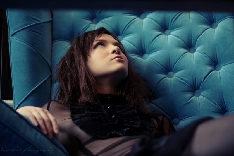 девушка, брюнетка, кресло, стол, бирюза, чёрное Spy under a tablephoto preview