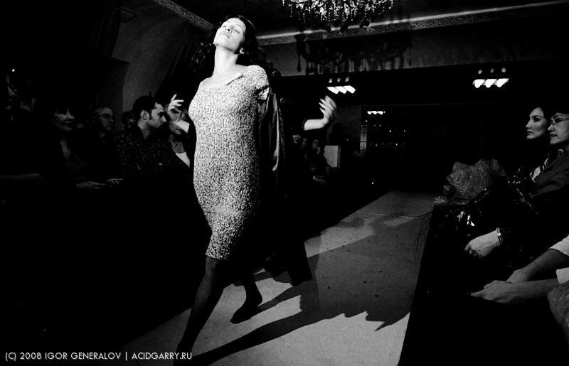 подиум, показ, мода, ресторан, модель, девушка, платье В движенииphoto preview