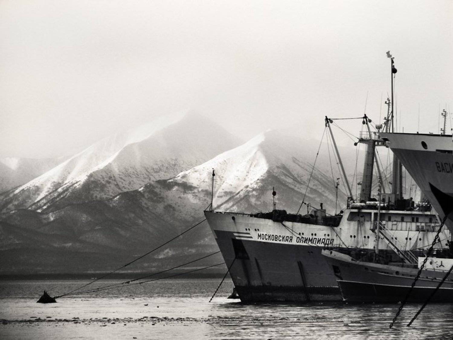 камчатка,гавань,судна,вода,сопки,туман, Евгений Пугачев.