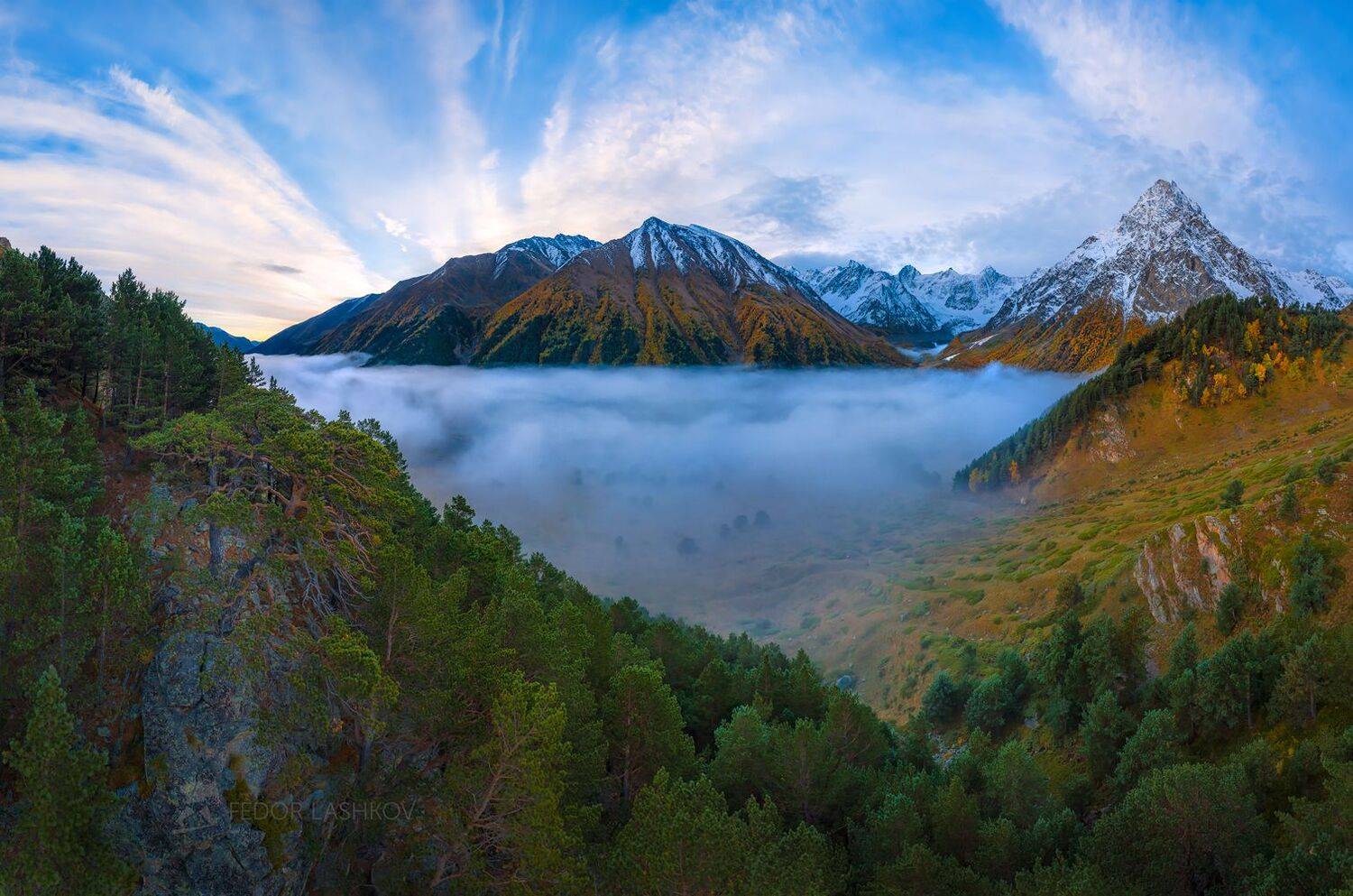 Картина. Автор: Лашков Фёдор Северный Кавказ, горы, гора, вершина, путешествие, туризм, хребет, Гара-Аузусу, Кабардино-Балкария, туман, туманный, осень, облака, рассвет, заря, Тихтенген, лес, дерево, сосна, долина, зелёный, синий, , Лашков Фёдор