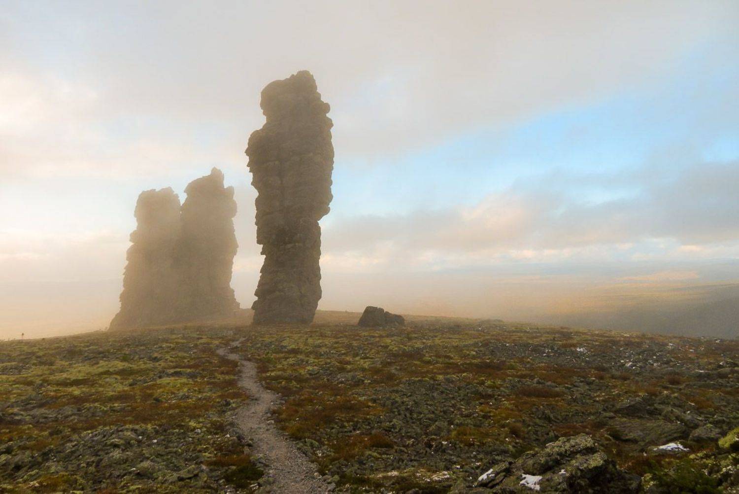 Туман. Автор: Сергей Козинцев Маньпупунер, туман, Урал, северный Урал, тундра, очень, скалы, скалы выветривания, Сергей Козинцев