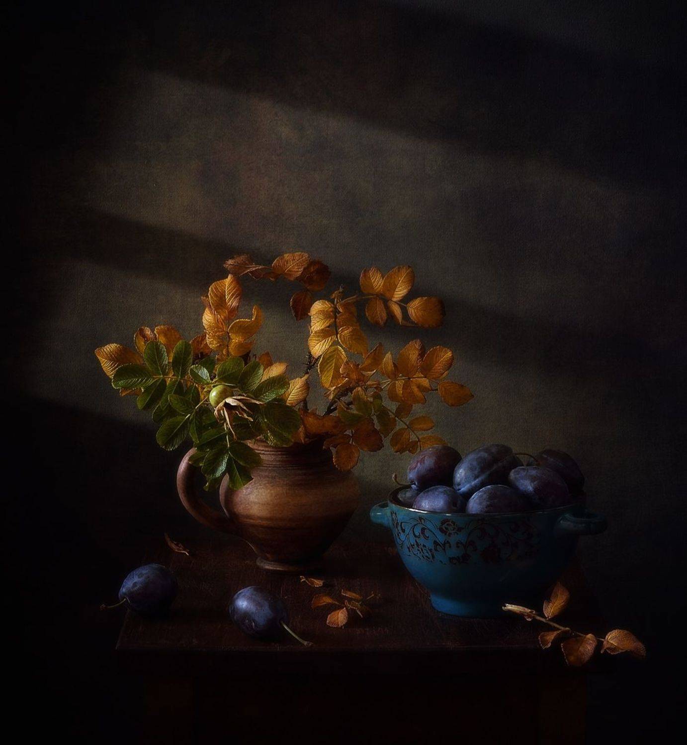 натюрморт,композиция,осень,сливы,шиповник, Наталия К