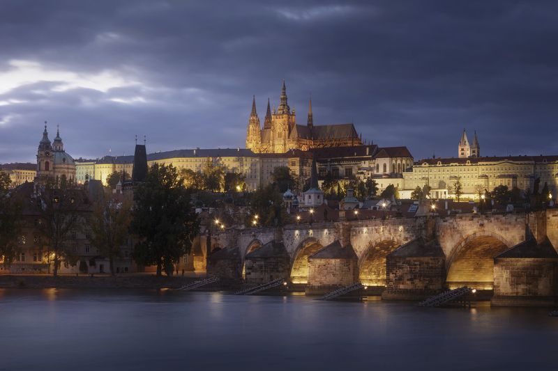 прага, ночь, пражский град, prague castle, сумерки, карлов мост, charles bridge, bridge, мост, башни, храм, европа, город, prague, чехия, europe, czech republic, cityscape, city, street Пражский град и Карлов Мост на закатеphoto preview