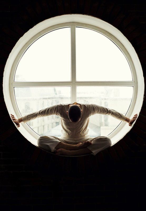 Арт, Замкнутый круг, Мужчина, Мысли, Окно, Портрет, Решение, Руки Раздвигая границы.photo preview