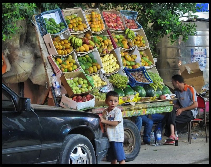 Ночной продавец фруктов. Хургада.photo preview