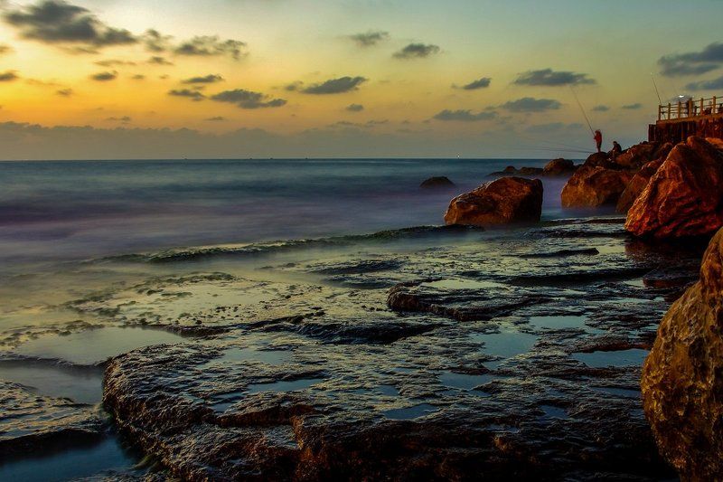 ... на чёрных камняхphoto preview