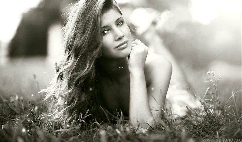 Девочка летом слушала гром.photo preview