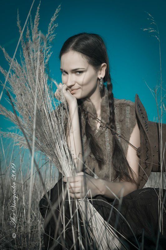 девушка, кантри, поле, сухая трава, ковбойская, шляпа, косички, косы, меховая, жилетка, индеец, прерии Индейское дитяphoto preview