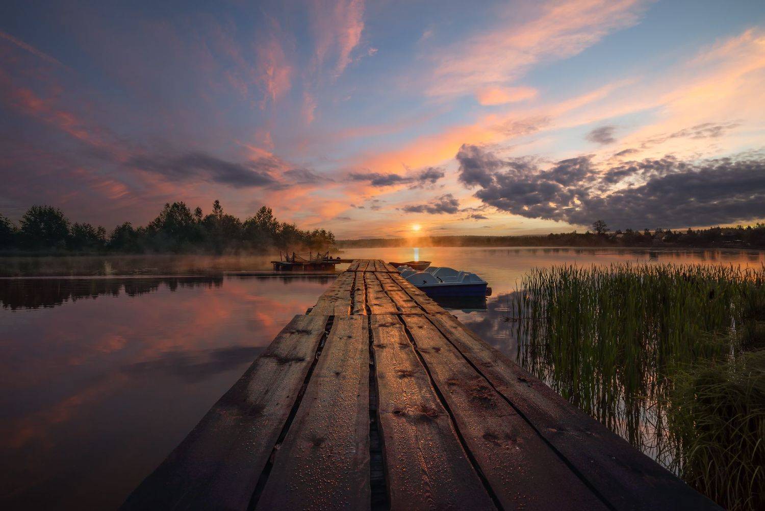 утро. Автор: Виталий Полуэктов утро, рассвет, озеро, солнце, небо, облака, мостик, лодка, отражение, туман, Виталий Полуэктов