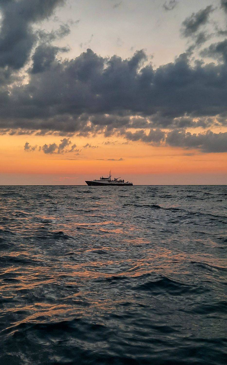 На закате. Автор: Андрей Горюнов Море, лето, корабль, Крым, Севастополь, Андрей Горюнов