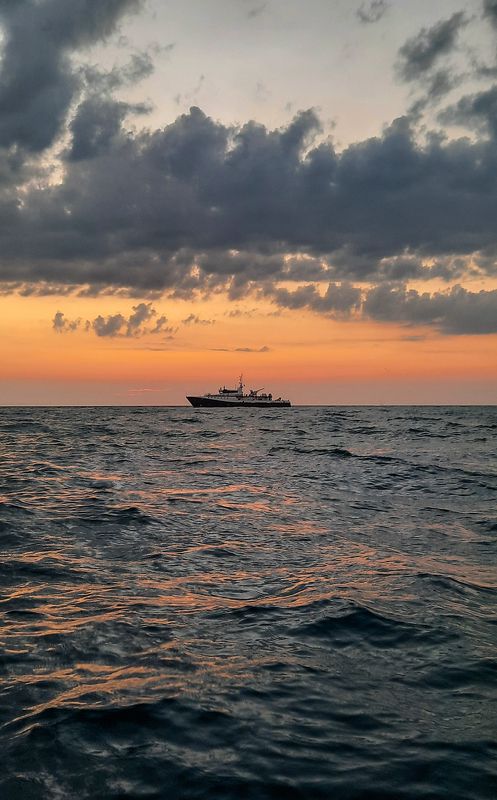 Море, лето, корабль, Крым, Севастополь На закатеphoto preview