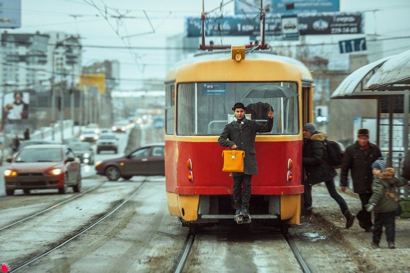 Мужчина с желтым портфелем