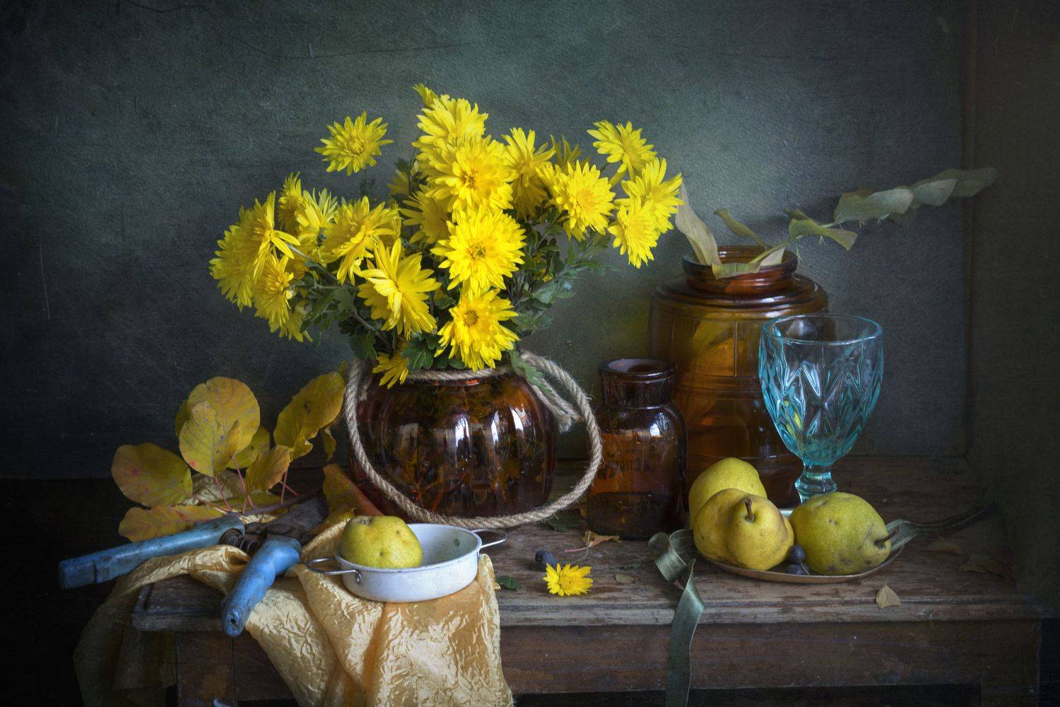 Жёлтые хризантемки. Автор: Зимина Лионелла хризантемы, груши, натюрморт, баночки, осень, Зимина Лионелла