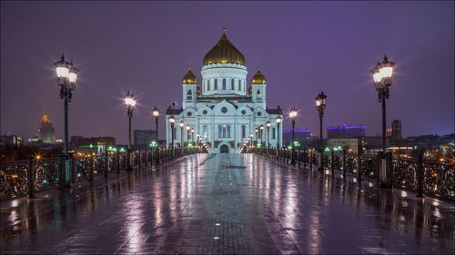 Россия. Москва. Патриарший мост и Храм Христа Спасителя.