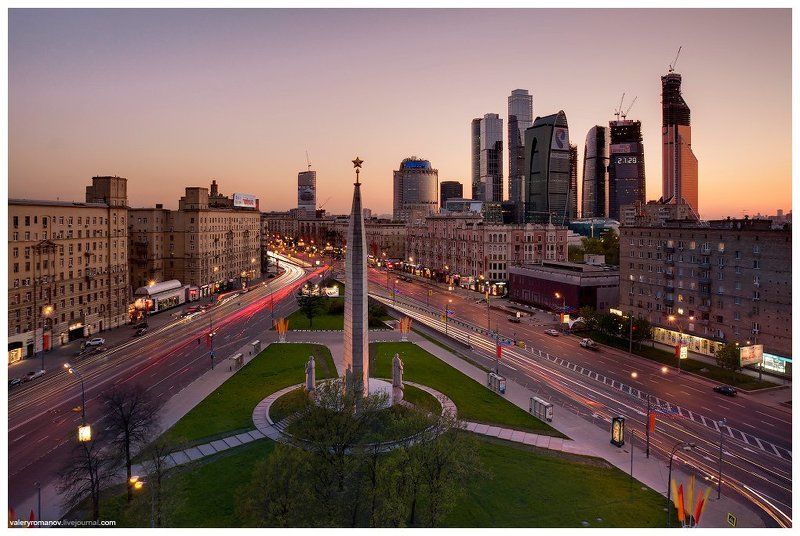вечер, город, городской пейзаж, градиент, дом музыки, дома, дорога, закат, застава, звезда, зеленый, монумент, москва, москва-сити, небо, небоскреб, перекресток, площадь, подсветка, стелла, треки, флаги, шоссе Площадь Дорогомиловская Заставаphoto preview
