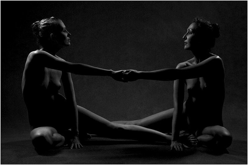 девушки, свет, тень Притяжениеphoto preview