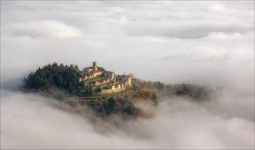 Парящий в облаках