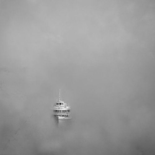 На реке туман