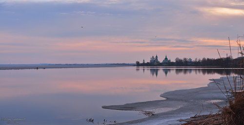Апрельский закат на озере Неро