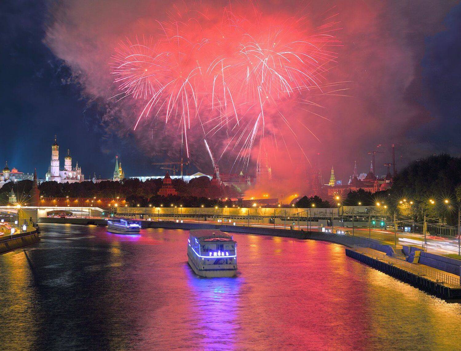 День победы. Автор: Виктор Климкин 9 мая, Вечер, Колокольня ивана великого, Кремль, Москва, Москва-река, Набережная, Праздник, Салют, Виктор Климкин