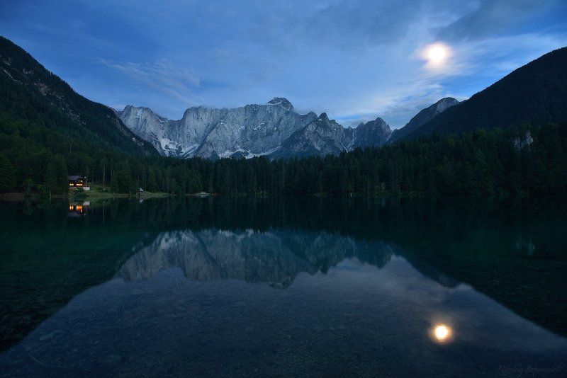 fusine, julain alps, laghi de fusine, альпы, горные озера, италия, ледниковые озера, лунный пейзаж, мангарт, мангартское озеро, отражение, юлианские альпы Начало лунной ночи на нижнем озере Fusinephoto preview