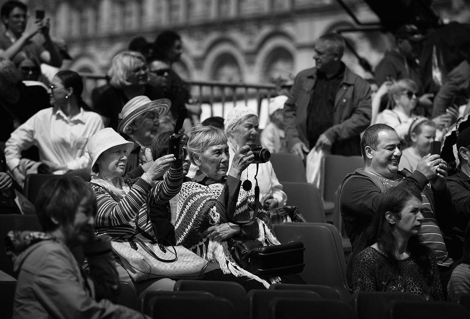 Зрители. Автор: Vera Trandina чб фото, уличное фото, городские картинки, зрители, Vera Trandina