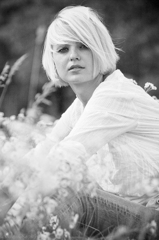***. Автор: Андрей Крепких (Sound Wave) поле, цветы, девушка, екатерина, взгляд, чб, Андрей Крепких (Sound Wave)