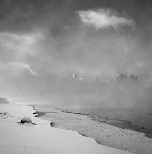 На реке туман