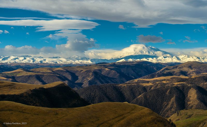 эльбрус, в облаках, вершина, облака, утро, пастбища, предгорья, весна, апрель, карачаево черкессия Горы земные и небесные…photo preview