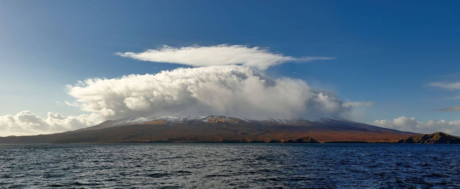 в шапке из облаков. Автор: Евгений Паршуков облака, октябрь, осень, тихий океан, курильский вулкан, Евгений Паршуков