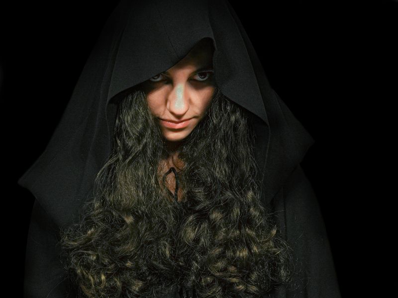 портрет, женский портрет, балахон, чёрные волосы, взгляд Взгляд монашкиphoto preview