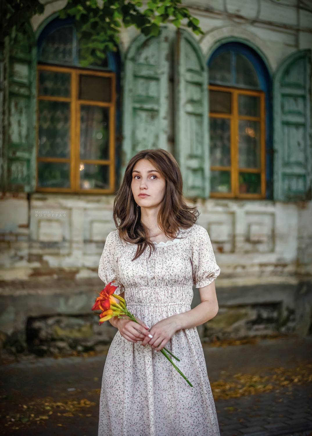 девушка, портрет, жанр, старый домик, провинция,  Мариночка