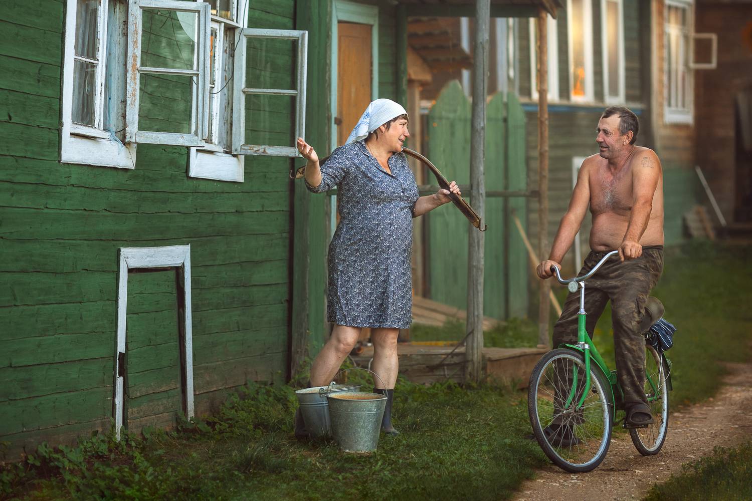 деревенские зарисовки. Автор: Щукина Елена Валерьевна деревня мужчина женщина велосипед ведра, Щукина Елена Валерьевна