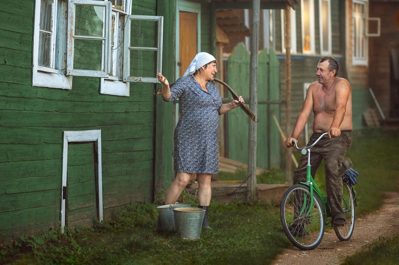 деревня мужчина женщина велосипед ведра деревенские зарисовкиphoto preview