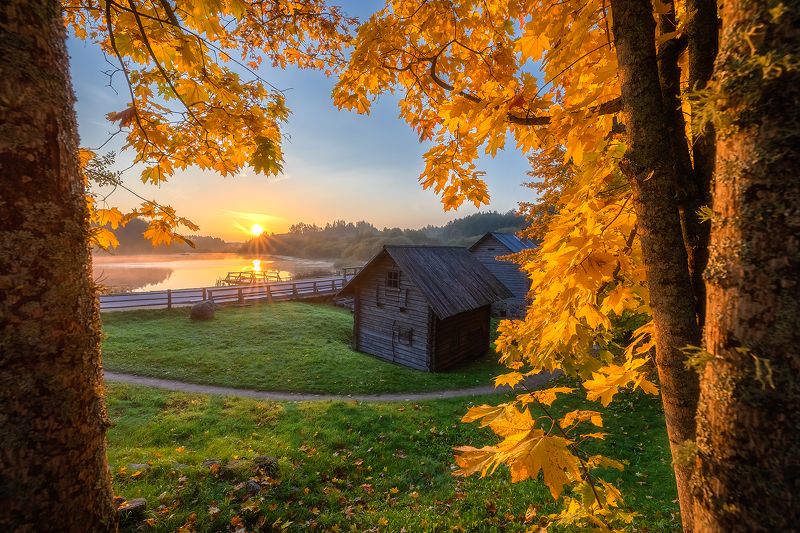 Осеннее утро у усадьбы мельника.photo preview