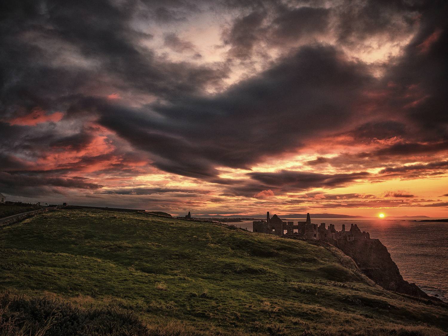 Sunset over the castle. Автор: Vasilev Kris , Vasilev Kris