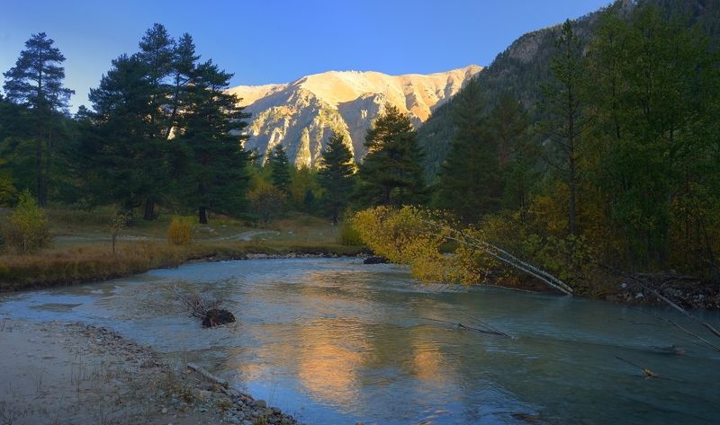 У горной рекиphoto preview