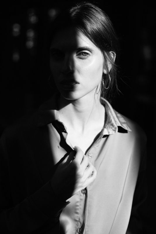 портрет, портретная фотография, женский портрет, естественный свет, фотосессия, чб, девушка, естественность Аленаphoto preview