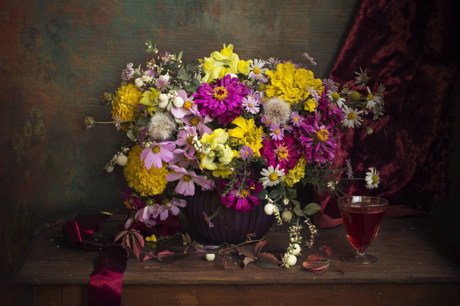 Пёстрая осень. Автор: Зимина Лионелла букет цветов, натюрморт, космея, львиный зев, бархатцы, осень, лафитник, вино, Зимина Лионелла